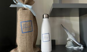 Software International, μπουκάλι νερού σε πουγγί δώρου
