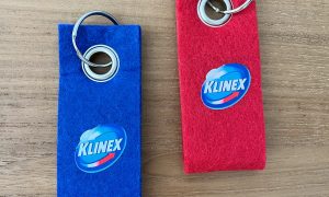 Unilever, Klinex μπλε και κόκκινο μπρελόκ