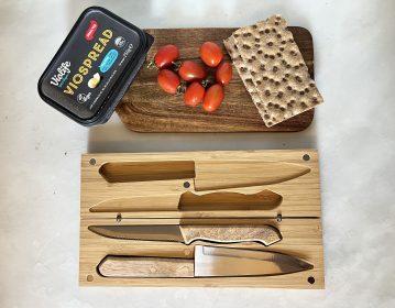 Upfield Violife 2 knives set in a bamboo box