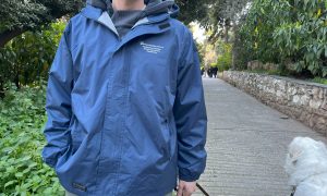 Κάραβος ΣΙΑ Ε.Ε., μπλε αντιανεμικό με επένδυση
