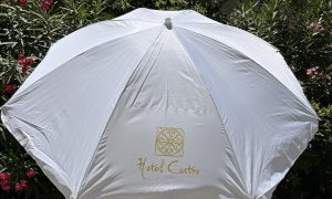 Hotel Castro Φολέγανδρος, τυπωμένη ομπρέλα παραλίας