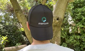 Marcura, μαύρο καπέλο με κέντημα