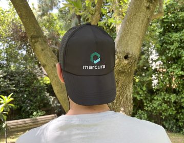 Marcura, μαύρο καπέλο με κέντημα