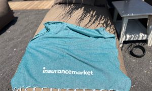 Insurance Market, γαλάζια πετσέτα παρεό