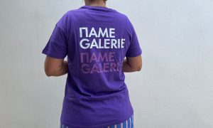 Gallerie de Beaute, μωβ μπλούζα προσωπικού